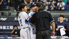 ▲富邦悍將主場開幕戰，高國輝打出再見安打，范國宸賽後和三壘審發生推擠。（圖／記者劉彥池攝影）