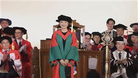 林青霞獲港大頒授名譽博士學位著名藝人林青霞（站立者）3日獲香港大學頒授名譽博士學位。中央社記者張謙香港攝  112年4月3日
