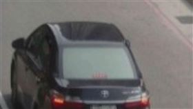 ▲新北市新店警方獲報王姓男子被強押上車，但警方救出人後，卻宣稱是朋友在開玩笑。（圖／翻攝畫面）
