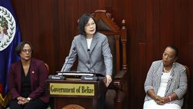蔡總統貝里斯國會演說 台貝友誼非建構在空洞承諾總統蔡英文（中）當地時間3日上午在友邦貝里斯國會演說，強調台灣和貝里斯的友誼不是建構在空洞承諾，有些國家試圖破壞兩國友誼，但台貝仍緊密相連。圖為貝里斯參議院議長特倫琪（Carolyn Trench-Sandiford，左）與眾議院議長伍姿（Valerie Woods，右）聆聽蔡總統演說。中央社記者趙世勳攝  112年4月4日