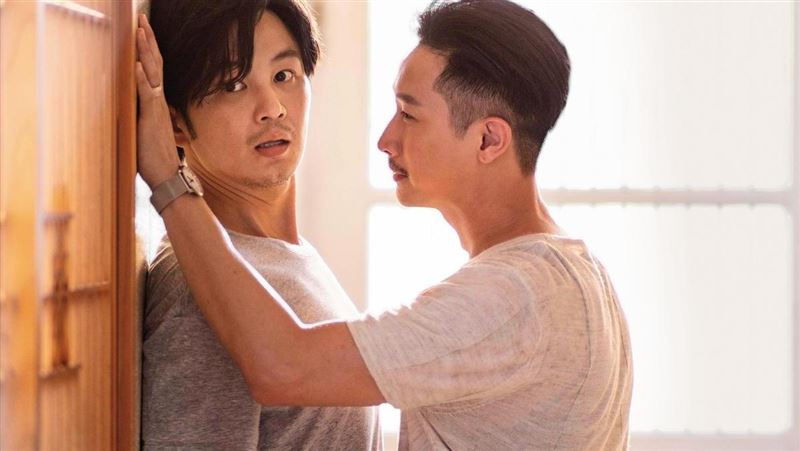 螢幕開擼來真的！男星「當眾解放欲望」