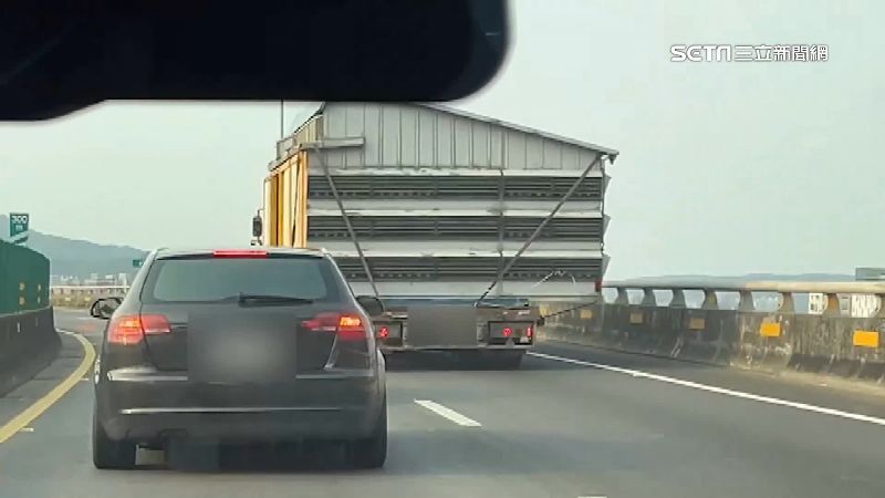 拖板車載「移動城堡」　目擊駕駛：太誇張