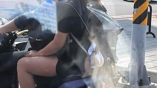 父母騎機車寶寶這樣揹　眾人嚇：腳變色了