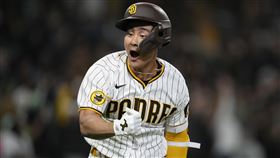 ▲金河成9局下和隊友背靠背再見轟，賞給響尾蛇開季4連敗。（圖／美聯社／達志影像）