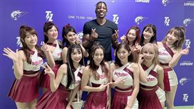 ▲Rakuten Girls受邀擔任永豐雲豹表演嘉賓，見到霍華德直呼「好親切」。（圖／樂天桃猿提供）