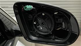 原PO到山區郊遊，後視鏡慘遭猴子竊走。（圖／翻攝自爆怨公社）