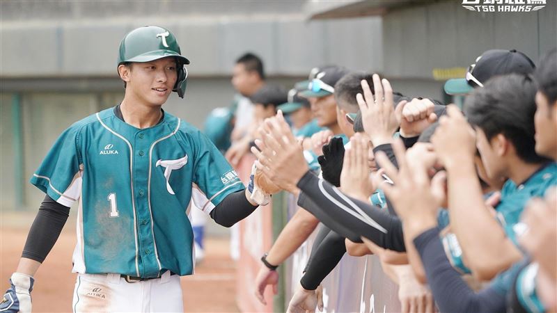 首局攻擊味全龍　台鋼雄鷹隊史首戰贏了
