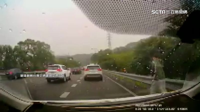 連假塞車凍未條！民眾下車國道狂奔解內急