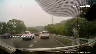 連假塞車凍未條！民眾下車國道狂奔解內急