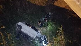 快訊／國道1號休旅車自撞護欄！連車帶人墜3米深橋下，圖翻攝自記者爆料網群組