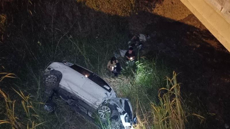 國1休旅車自撞「連車帶人」墜橋！5人送醫