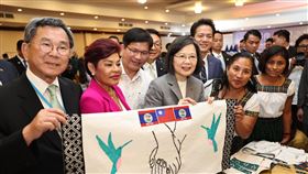 貝國婦女賦權計畫成果展 蔡總統獲贈紀念品總統蔡英文（前左3）於貝里斯當地時間4日上午出席貝里斯婦女賦權計畫成果展，並於致詞結束後獲贈參展單位紀念品。中央社記者趙世勳攝  112年4月5日