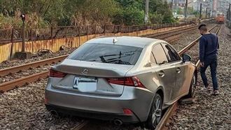 轎車右轉…卡在平交道上　火車迎面來