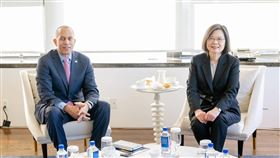 蔡總統紐約會晤美國眾議院民主黨領袖（1）總統蔡英文（右）出訪友邦瓜地馬拉、貝里斯，去程過境紐約時，於當地時間3月30日與美國眾議院民主黨領袖傑福瑞斯（Hakeem Jeffries）（左）會晤。（總統府提供）中央社記者溫貴香傳真  112年4月5日