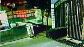 ▲新北市泰山鬧區昨天晚間傳出爆炸巨響，警方調監視器查出2男開車扔水雷鞭炮，全案依社維法法辦。（圖／翻攝畫面）