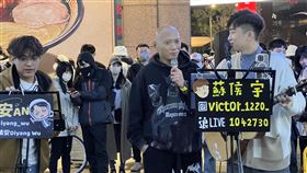 潘紹聰（中）與街頭藝人鎮安（左）、蘇侯宇（右）進行張國榮歌曲演唱快閃活動。（圖／Big Big Air Asia & 香港環球音樂提供）