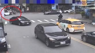 新北騎士擦撞左轉車！　噴飛撞碎擋風玻璃