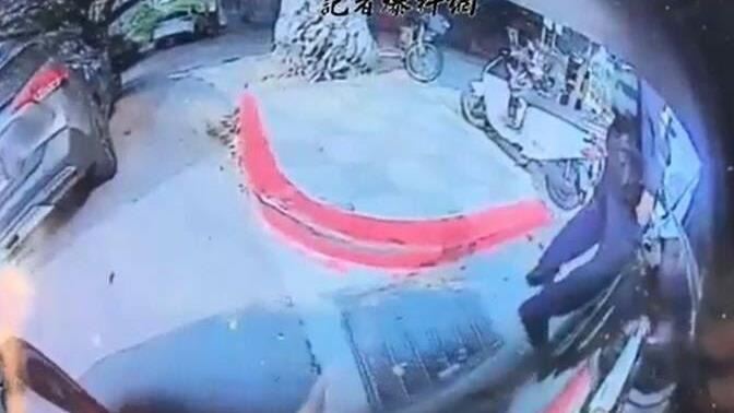 警攔車遭疑彎腿碰瓷　完整影片公開打臉了
