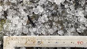 清明連假最後一天15：02玉山下冰雹，直徑達0.8公分。（圖／氣象局提供）