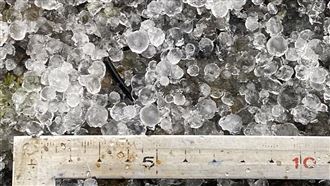 美景曝光！玉山「下冰雹」直徑0.8公分