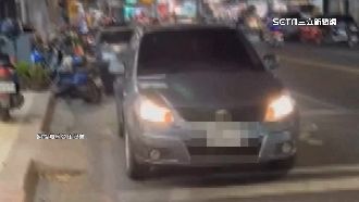 轎車違停擋去路！民眾錄影…控駕駛作勢撞