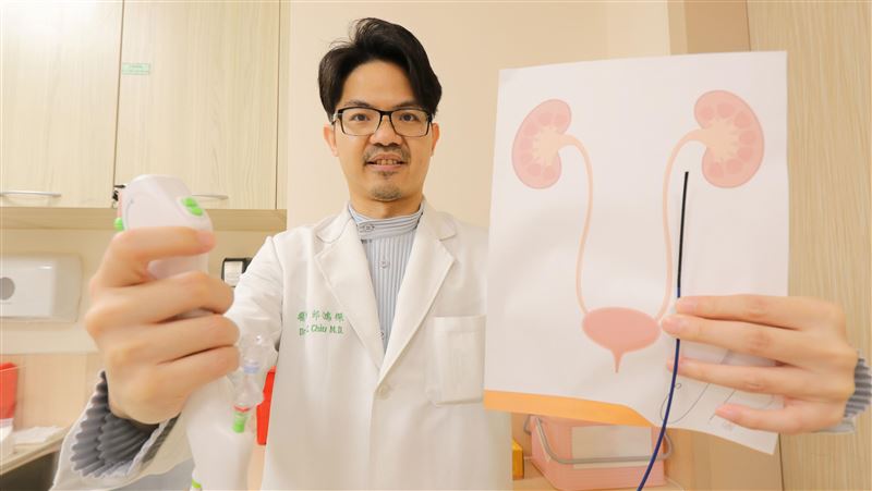 婦人尿道狹窄難碎石　亞大伸了進去救了她