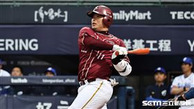 ▲富邦悍將主場開幕戰第3戰，樂天桃猿捕手林泓育敲安送回成晉，樂天2：0領先。（圖／記者劉彥池攝影）