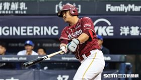 ▲富邦悍將主場開幕戰第3戰，樂天桃猿一壘手陳俊秀敲出二壘安打。（圖／記者劉彥池攝影）