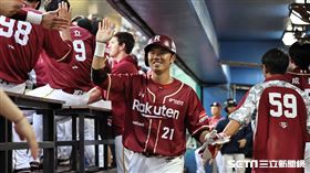 ▲富邦悍將主場開幕戰第3戰，樂天桃猿一壘手陳俊秀敲出二壘安打，郭嚴文跑回第3分。（圖／記者劉彥池攝影）