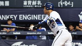 ▲富邦悍將主場開幕戰第3戰，一壘手范國宸敲出安打。（圖／記者劉彥池攝影）