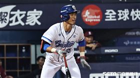 ▲富邦悍將主場開幕戰第3戰，二壘手王正棠敲出內野安打。（圖／記者劉彥池攝影）