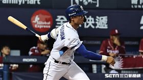 ▲富邦悍將主場開幕戰第3戰，王勝偉代打敲安。（圖／記者劉彥池攝影）