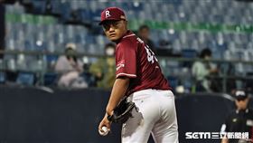 ▲富邦悍將主場開幕戰第3戰，樂天桃猿投手邱駿威上場中繼。（圖／記者劉彥池攝影）