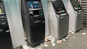 ATM變垃圾場　1張照被酸「台灣最美風景」（圖／翻攝自爆廢公社）