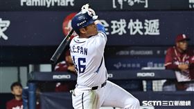▲富邦悍將主場開幕戰第3戰，一壘手范國宸敲安。（圖／記者劉彥池攝影）