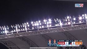 ▲澄清湖棒球場5日比賽也發生燈光熄滅，不過並沒有影響比賽。（圖／翻攝自CPBLTV）