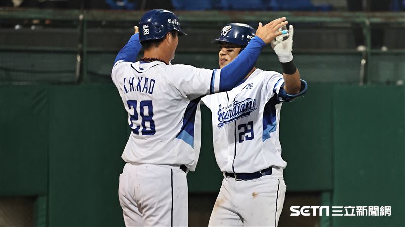 富邦雨中兩度暫停　申皓瑋7局下追平彈