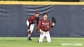 ▲富邦悍將主場開幕戰第3戰，樂天桃猿外野手陳晨威再見接殺。（圖／記者劉彥池攝影）