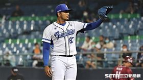 ▲富邦悍將主場開幕戰第3戰，投手富藍戈上場後援。（圖／記者劉彥池攝影）