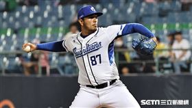 ▲富邦悍將主場開幕戰第3戰，投手富藍戈上場後援。（圖／記者劉彥池攝影）