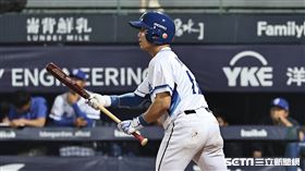 ▲富邦悍將主場開幕戰第3戰，捕手姚冠瑋執行觸擊戰術。（圖／記者劉彥池攝影）