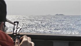 山東號航艦穿越巴士海峽 國防部披露監控照片（2）國防部5日表示，中共海軍山東號航艦編隊已穿越巴士海峽，經台灣東南海域，展開首次西太平洋航訓。圖為國軍海空監控山東艦照片。（國防部提供）中央社記者黃雅詩傳真  112年4月5日