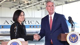 蔡總統、麥卡錫發表共同聲明總統蔡英文（左）與美國眾議院議長麥卡錫（Kevin McCarthy）（右）於美西時間5日上午10時在雷根圖書館進行閉門會談後，出來發表共同聲明。中央社記者趙世勳攝 112年4月6日