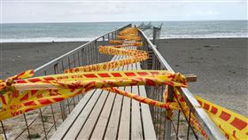 南迴裝置藝術夏日轉場 步道發生意外暫關閉南迴公路大武海邊知名景點、南迴藝術季裝置藝術「夏日轉場」步道，5日上午發生女子在步道拍照後轉身踩空摔落沙灘意外，目前步道已暫時封閉。中央社記者盧太城台東攝  112年4月5日