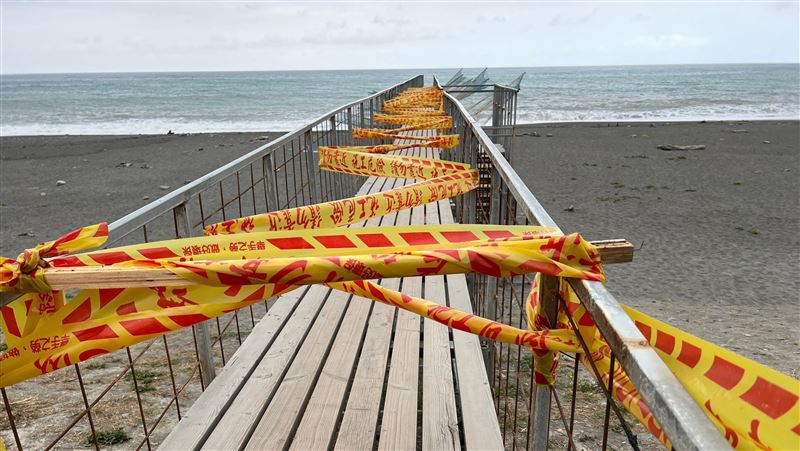 台東「夏日轉場」遊客摔傷　縣府掛封條