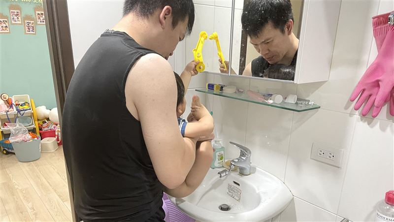 工程師爸幫孩洗屁屁　這原因竟腰痛如雷擊