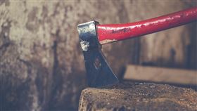 警方在屍體旁邊發現一把斧頭。（圖／翻攝自pexels）