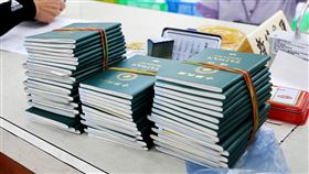 10/13擴大國境開放  民眾出國意願高（1）行政院29日宣布，從10月13日擴大國境開放，正式實施入境免居家隔離0+7，每週入境人數15萬人次。旅行社業者到外交部領事事務局為想出國的客戶代辦護照。中央社記者張皓安攝  111年9月29日