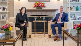 蔡英文與美國眾議院議長麥卡錫會談並與跨黨派議員進行雙邊領袖會議，美國加州雷根圖書館（圖／總統府提供）