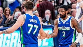 厄文、東契奇。（圖／翻攝自獨行俠推特）